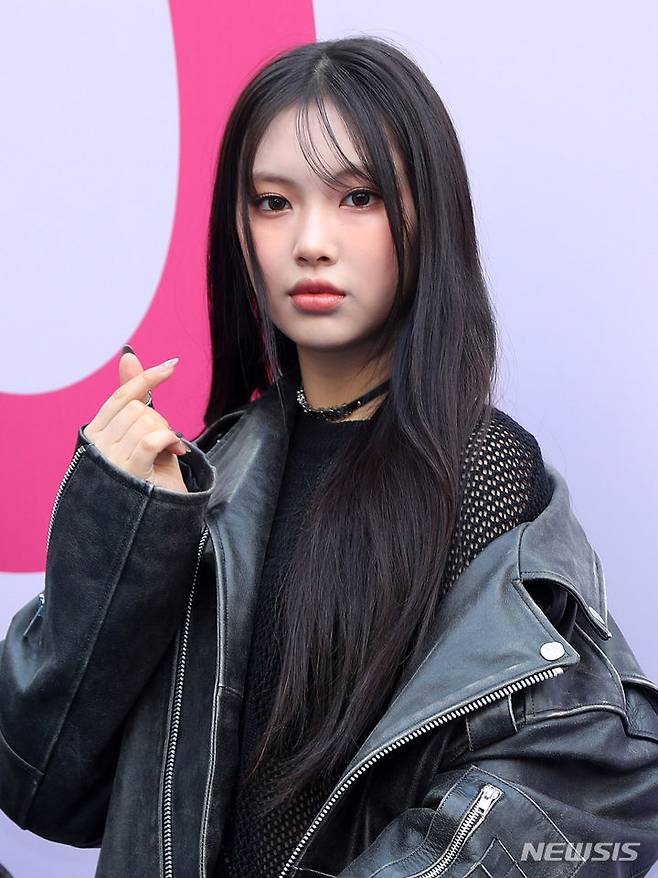 [서울=뉴시스] 김혜진 기자 = 그룹 뉴진스 혜인이 1일 오후 서울 중구 동대문디자인플라자(DDP)에서 열린 2024 F/W 서울패션위크(SFW) 오프닝쇼 참석에 앞서 포즈를 취하고 있다. 2024.02.01. jini@newsis.com