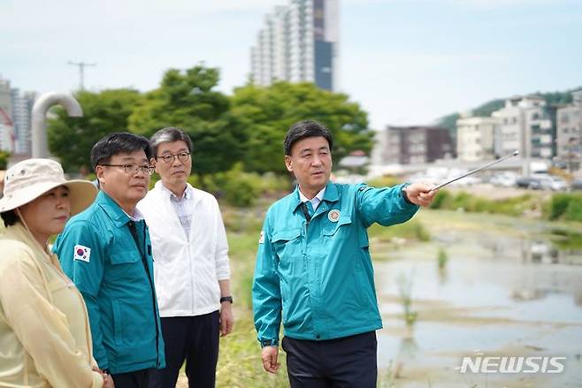 [경기광주=뉴시스] 방세환 광주시장이 우기대비 재난취약지 3곳을 찾아 현장점검에 나섰다 (사진=광주시 제공) 2024. 06. 20.photo@newsis.com *재판매 및 DB 금지