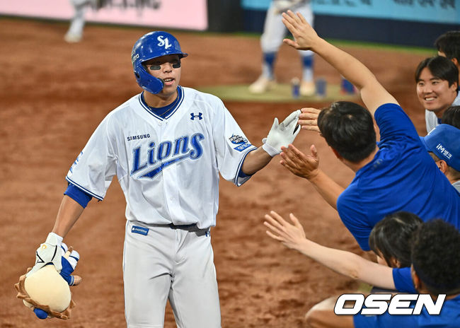 [OSEN=대구, 이석우 기자] 19일 대구삼성라이온즈파크에서 2024 신한 SOL 뱅크 KBO 리그 삼성 라이온즈와 SSG 랜더스의 경기가 열렸다. 홈팀 삼성은 어깨 부상에서 돌아온 원태인이 선발 출전하고 방문팀 SSG는 삼성을 상대로 2경기(11이닝) 2승을 챙긴 오원석이 선발 출전한다.삼성 라이온즈 김영웅이 8회말 우중월 솔로 홈런을 치고 하이파이브를 하고 있다. 2024.06.19 / foto0307@osen.co.kr