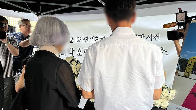 지난 19일 용산역 광장 앞 분향소 찾은 사망 훈련병 부모