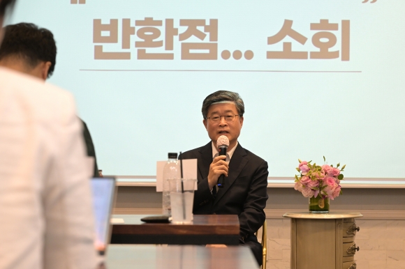 김길성 서울 중구청장이 지난 19일 중구 한 식당에서 열린 취임 2주년 기자간담회에서 답변하고 있다.   중구 제공