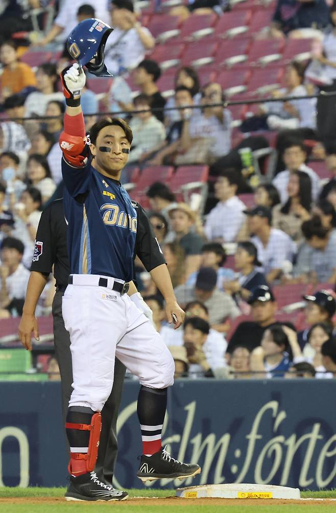 NC 손아섭이 20일 잠실 두산전 6회초, KBO 통산 최다안타 신기록을 세우고 헬멧을 벗어 인사하고 있다. 연합뉴스