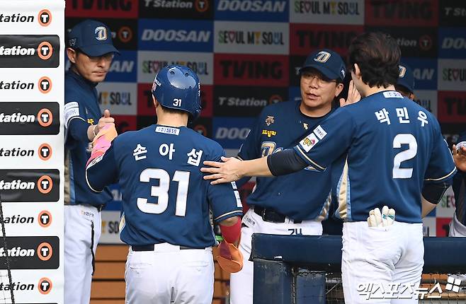 NC 외야수 손아섭은 19일 잠실구장에서 열린 '2024 신한 SOL Bank KBO 리그' 두산 베어스와 주중 3연전 두 번째 경기에 2번 지명타자로 선발 출전했다. 이날 멀티히트를 쳐 통산 2504안타를 기록했다. 이는 박용택이 세운 KBO 리그 최다 안타 타이 기록이다. 잠실, 박지영 기자