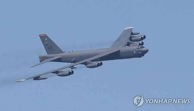 서울공항 상공 비행하는 B-52 전략폭격기 [연합뉴스 자료사진]