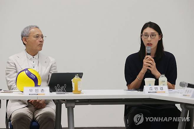 간담회하는 김연경 선수 (서울=연합뉴스) 강민지 기자 = 전 여자배구 국가대표 김연경 선수가 20일 오전 서울 종로구 국립현대미술관 서울관에서 열린 '대한배구협회 여자배구 국가대표 은퇴선수 간담회'에서 인사말을 하고 있다. 왼쪽은 유인촌 문화체육관광부 장관. 2024.6.20
 mjkang@yna.co.kr