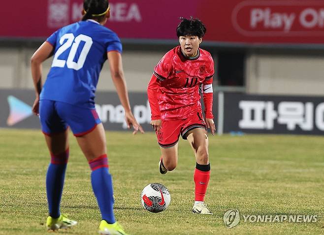 드리블하는 지소연 (이천=연합뉴스) 홍기원 기자 = 5일 경기도 이천종합운동장에서 열린 여자 축구 국가대표팀 평가전 대한민국과 필리핀의 경기. 대한민국 지소연이 드리블을 하고 있다. 2024.4.5 xanadu@yna.co.kr