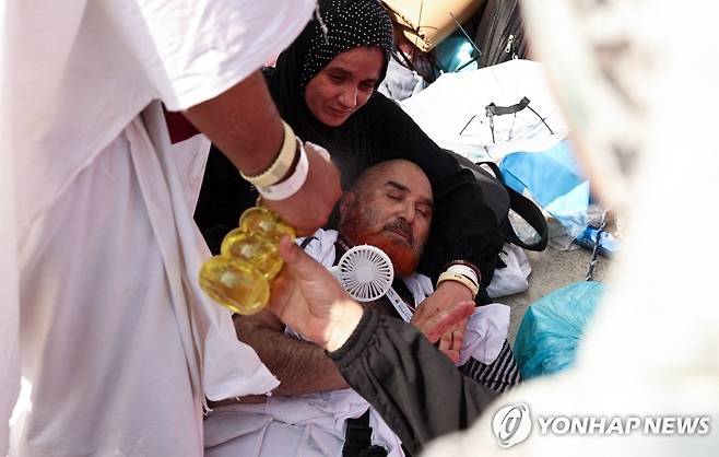 폭염에 쓰러진 이슬람 성지 순례객 (미나 AFP=연합뉴스)지난 16일(현지시간) 이슬람 최고 성지인 사우디아라비아 메카 인근 미나에서 정기 성지순례를 하던 남성이 폭염에 지쳐 쓰러져 있다. 이날 메카 일대에서는 섭씨 50도에 육박하는 폭염으로 성지 순례객 최소 31명이 숨진 것으로 알려졌다.