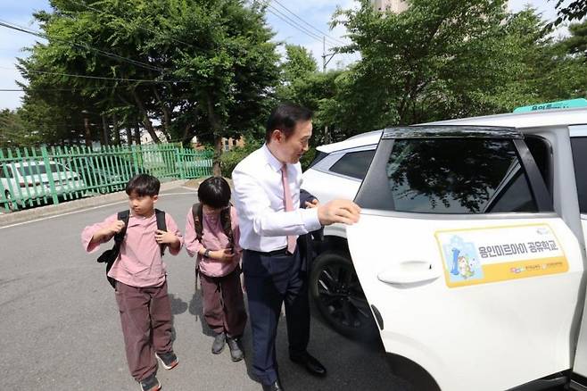 공유택시 이용하는 임태희 경기도교육감과 학생들 [경기도교육청 제공. 재판매 및 DB 금지]