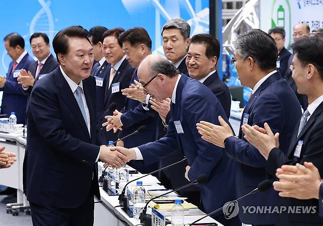 윤석열 대통령, 조용수 효성첨단소재 대표이사와 인사 (포항=연합뉴스) 홍해인 기자 = 윤석열 대통령이 20일 경북 포항시 블루밸리산단 이차전지종합관리센터에서 열린 제9차 지방시대위원회 회의 및 기회발전특구 투자협약식에 참석하며 조용수 효성첨단소재 대표이사와 인사하고 있다. 2024.6.20 hihong@yna.co.kr