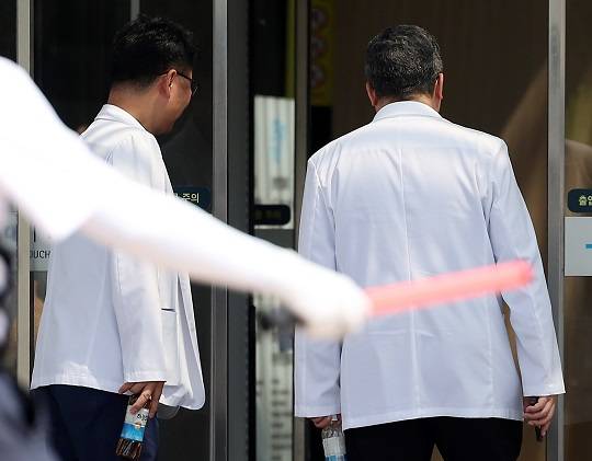 21일 오전 서울 종로구 서울대학교병원에서 의료진이 이동하는 모습. 사진=뉴시스