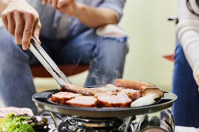 여름철 기온 상승과 야외활동 증가로 오염된 식품 섭취로 인한 식품매개감염병(식중독)에 대해 더 주의해야 하는 시기가 됐다. [사진=게티이미지뱅크]