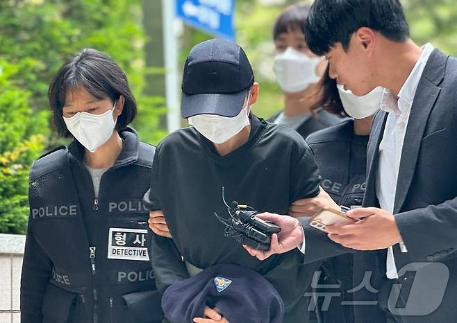 아동복지법상 아동학대 혐의를 받는 50대 여성 교인 E 씨가 지난달 인천 미추홀구 인천지법에서 열린 구속 전 피의자심문(영장실질심사)에 출석하고 있다. 2024.5.18/뉴스1 ⓒ News1 박소영 기자