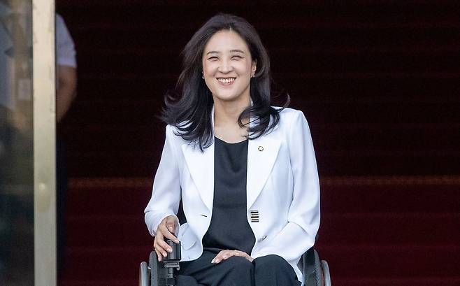 국민의힘 최보윤 의원이 본지와 인터뷰를 하기 위해 이동하며 활짝 웃고 있다./박성원 기자