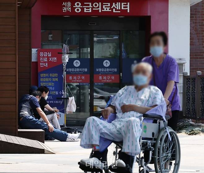 서울 종로구 서울대학교병원 내 응급의료센터 앞에서 환자 및 보호자들이 대기하고 있다. ⓒ연합뉴스