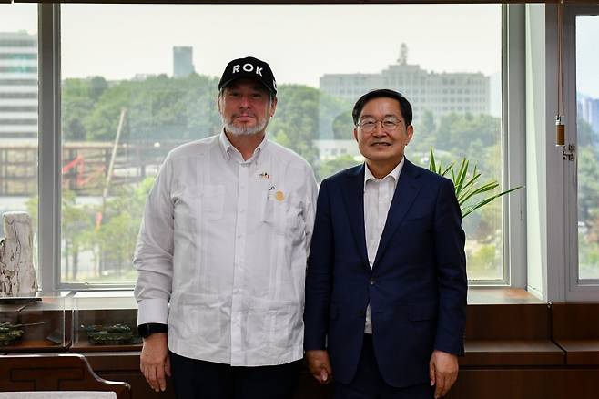 백승주 전쟁기념사업회장이 카를로스 페냐피엘 소토 주한멕시코대사와 기념촬영 하고 있다.