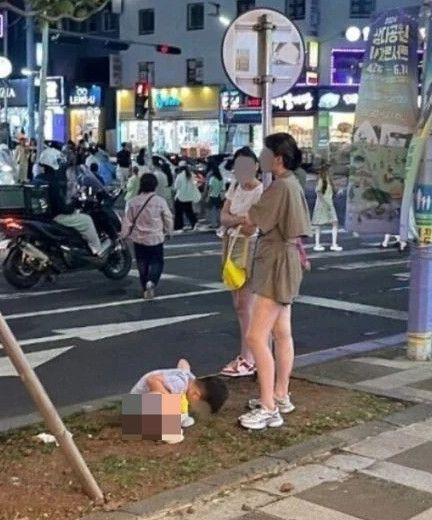 길에서 용변을 보는 중국인 아이/사진=온라인 커뮤니티