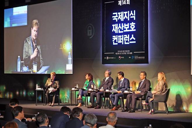 파이낸셜뉴스와 특허청이 18일 서울 중구 웨스틴조선호텔에서 '인공지능(AI)과 디지털 혁신, 지식재산을 향한 도전과 기회'를 주제로 개최한 제14회 국제지식재산보호컨퍼런스에서 주요국 특허청장들의 특별대담이 진행되고 있다. 무대 왼쪽부터 리사 조르겐슨 세계지식재산기구(WIPO) 사무차장, 넬리 시몬 유럽특허청(EPO) 부청장, 하마노 고이치 일본특허청(JPO) 청장, 김시형 특허청 청장 직무대리, 선창위 중국국가지식산권국(CNIPA) 청장, 캐시 비달 미국특허상표청(USPTO) 청장 사진=박범준 기자