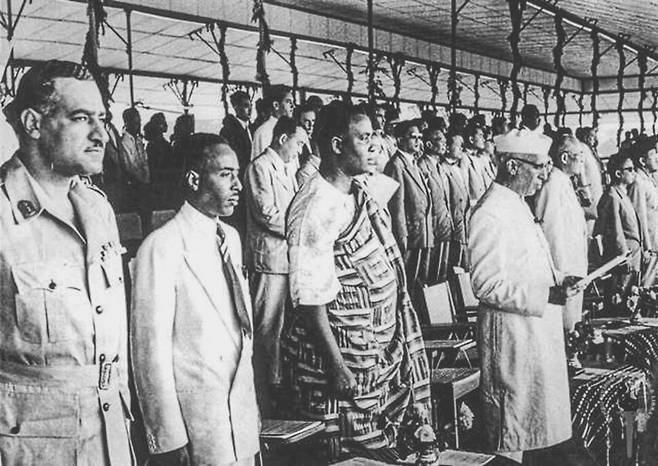 1955년 4월 인도네시아에서 열린 아프리카-아시아 반둥 회의에서 대표들에게 연설하는 자와할랄 네루(모자 쓴 사람). 아시아와 아프리카의 나라들이 모인 첫 번째 중요한 국제회의로, 유럽과 일본의 제국주의에서 최근 해방되었거나 곧 해방될 나라들이 참석했다. 책과함께 제공