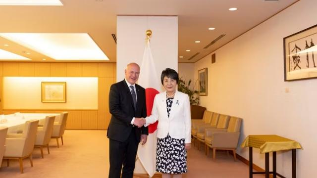 카이 베그너(왼쪽) 독일 베를린시장이 지난달 16일 베를린·도쿄 자매결연 30주년을 맞아 방문한 일본 도쿄에서 가미카와 요코 일본 외무장관과 만나고 있다. 베그너 시장은 이날 베를린에 설치되어 있는 평화의 소녀상과 관련해 철거를 시사하는 발언을 했다. 베를린시 홈페이지 캡처, 스타니슬라프 코기쿠(Stanislav Kogiku) 촬영