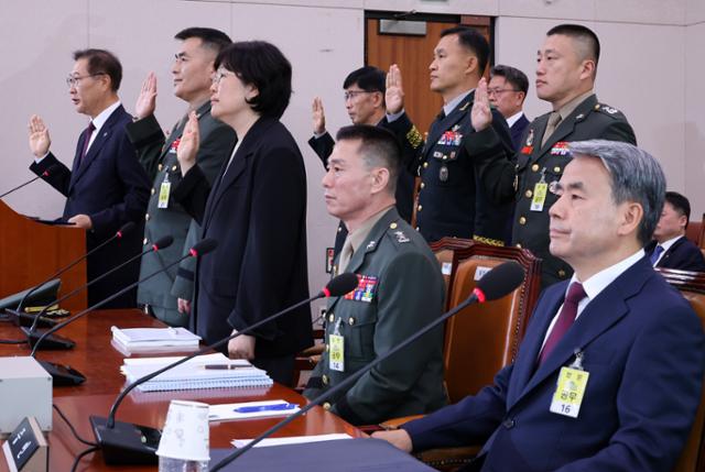 21일 국회에서 열린 채 상병 특검법 입법청문회에서 이종섭 전 국방부 장관과 임성근 전 해병1사단장이 증인 선서를 거부하는 사이 다른 증인들이 증인 선서를 하고 있다. 연합뉴스