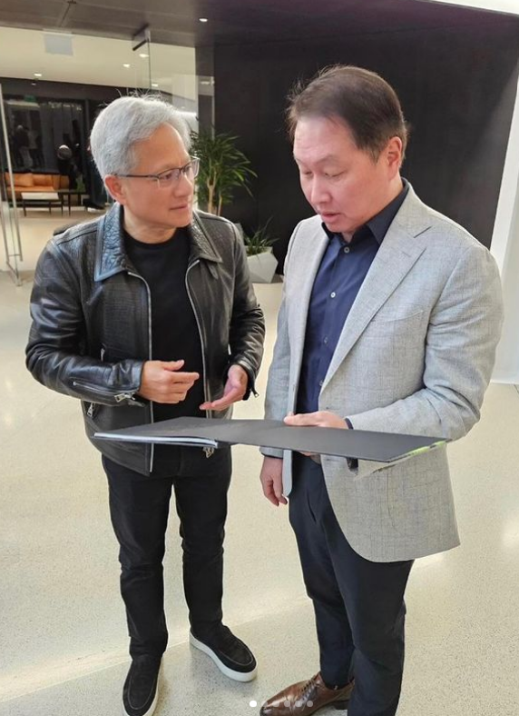 최태원(오른쪽) SK그룹 회장이 지난 4월 미국 새너제이 엔비디아 본사에서 젠슨 황 CEO와 만난 모습. 인스타그램 캡처