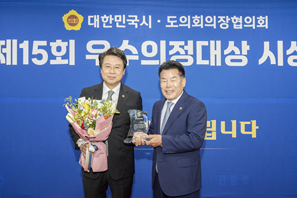 21일 연규식 도의원(왼쪽)이 대한민국 시도의회의장협의회에서 주관하는 '제15회 우수의정 대상'을 수상해 기념사진을 찍고 있다. [사진=경상북도의회]