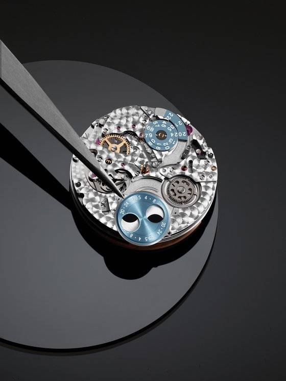 남반구와 북반구에서 각각 볼 수 있는 달의 모습을 담은 문페이즈가 IWC 퍼페추얼 캘린더의 특징이다. [사진 IWC 샤프하우젠]