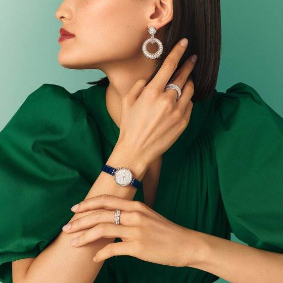 새로운 반클리프 아펠 뻬를리 모델이 공개됐다. 모델이 작용하고 있는 이어링, 링에 기존 뻬를리 워치까지 더하니 생동감 있고 우아한 주얼리 스타일링이 완성됐다. [사진 반클리프 아펠]