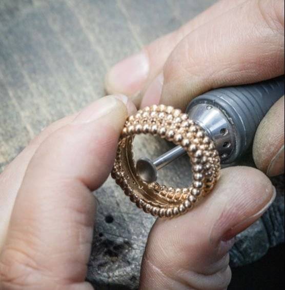 반클리프 아펠의 장인이 뻬를리 링을 세공하고 있는 모습. [사진 반클리프 아펠]