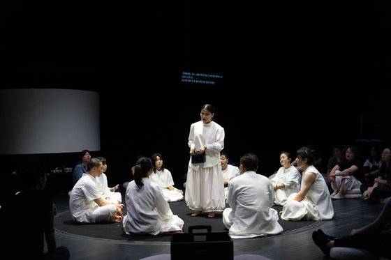 시각장애인 예술가 신나라가 자신이 꾼 꿈에 대해 이야기하고 있다. 사진 모두예술극장