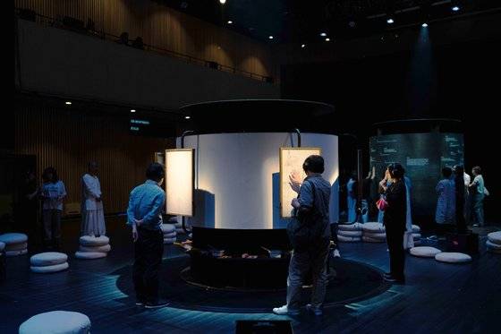 '소리그림'은 그림을 만지며 소리를 듣는 전시다. 헤드폰을 쓰면 출연진이 그림 그리던 당시의 작업장 소음이 들린다. 사진 모두예술극장