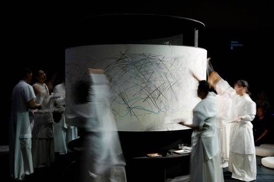 10명의 출연진들이 '그리기' 퍼포먼스를 선보이고 있다. 사진 모두예술극장