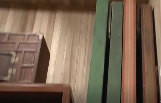 제주민속자연사박물관 수장고에 세로로 세워져 보관 중인 목벽화