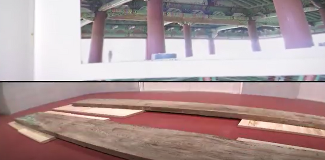 (위) 2006년 관덕정 복원 직전 목벽화 모습                 (아래) 돌문화공원 수장고  보관 관덕정 목벽화