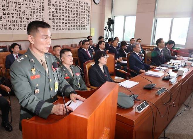 임성근 전 해병대 1사단장이 21일 오전 국회 법제사법위원회에서 열린 '순직 해병 진상규명 방해 및 사건은폐 등의 진상규명을 위한 특별검사 임명법'(채상병특검법)에 대한 입법청문회에서 증인선서 거부 입장을 밝히고 있다. 연합뉴스