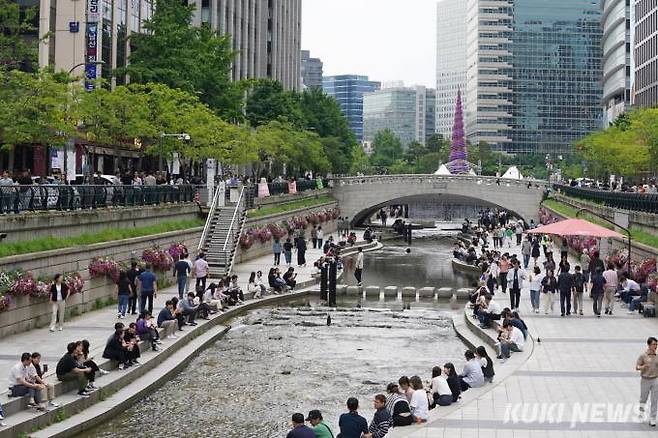 초여름 날씨가 예보된 가운데 시민들이 서울 중구 청계천을 찾아 여유로운 시간을 보내고 있다. 쿠키뉴스 자료사진