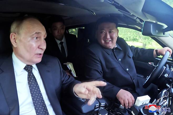 김정은 북한 국무위원장이 푸틴 러시아 대통령과 금수산영빈관 정원구역에서 시간을 함께 보내며 친교를 다졌다고 조선중앙통신이 20일 보도했다. 푸틴 대통령이 김 위원장에게 선물한 아우르스 차량을 서로 번갈아 몰며 영빈관 구내를 달렸다. 김 위원장은 승용차의 성능을 높이 평가하며 사의를 표했다고 전했다. [사진출처 = 연합뉴스]