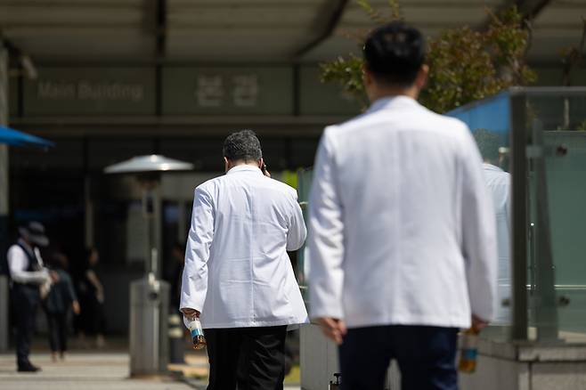 서울의대-서울대병원 교수 비상대책위원회(비대위)의 휴진관련 투표 결과가 공개된 21일 서울 종로구 서울대학교병원에서 의료진이 이동하고 있다. [사진=연합뉴스]