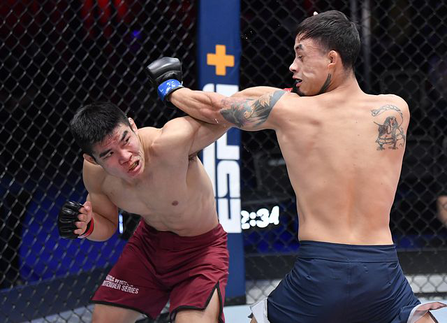 샤오룽(왼쪽)이 UFC 데이나 화이트 회장 선발대회 Contender Series 시즌5 9주차 경기에서 공격을 피하며 반격하고 있다. 사진=TKO