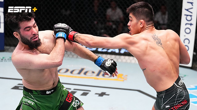 무인 가푸로프(왼쪽)가 존 카스타녜다 공격을 피하고 있다. 사진=ESPN+ UFC 영상 섬네일