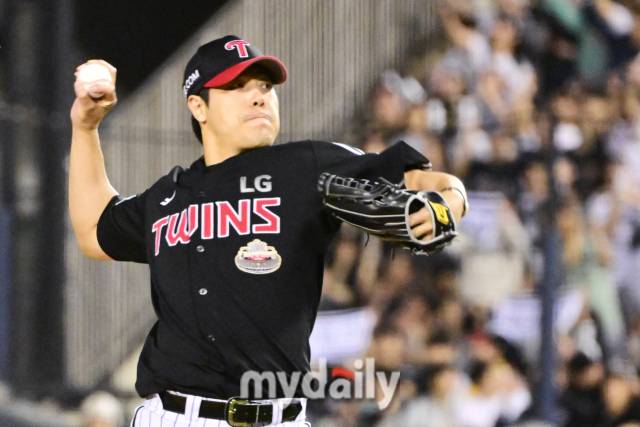 2024년 5월 31일 서울 잠실야구장에서 진행된 '2024 신한 SOL 뱅크 KBO 리그' LG-두산의 경기.LG 김진성이 6회말 구원 등판해 역투를 펼치고 있다./마이데일리