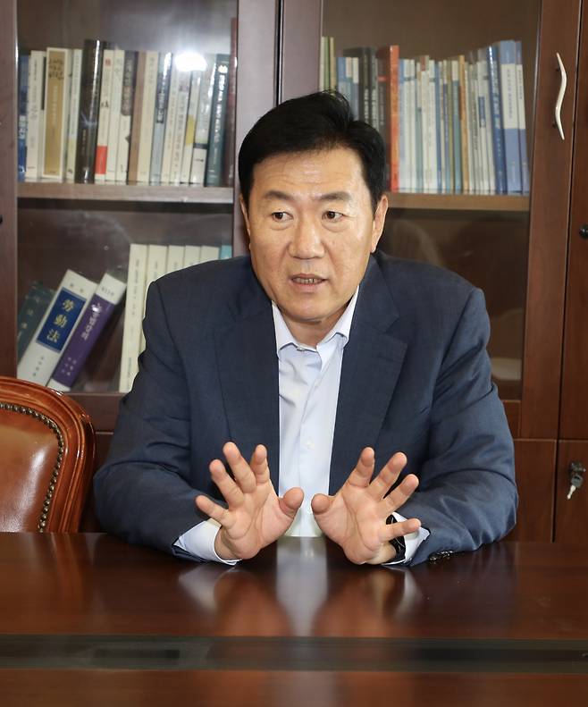 최저임금위원회 사용자 측 운영위원인 류기정 경총 총괄 전무가 지난 19일 헤럴드경제와 가진 인터뷰에서 현 최저임금 상황과 관련한 발언을 하고 있다. [경총 제공]