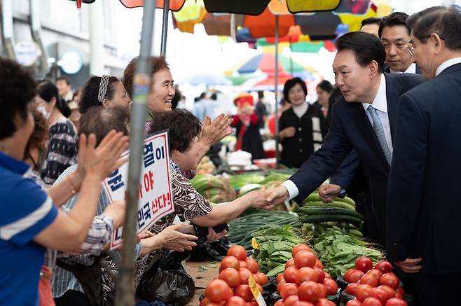 [경산=뉴시스] 조수정 기자 = 윤석열 대통령이 20일 경북 경산시 경산공설시장을 찾아 시민들과 인사나누고 있다. (사진=대통령실 제공) 2024.06.20. photo@newsis.com *재판매 및 DB 금지