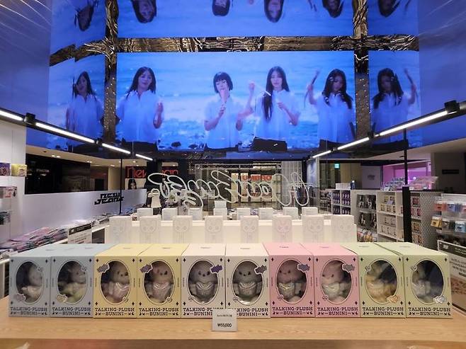 [부산=뉴시스] 부산 신세계 센텀시티는 21일부터 7월10일까지 백화점 지하2층 하이퍼그라운드에서 그룹 '뉴진스'(NewJeans)의 'PLAY LINE FRIENDS with NewJeans' 팝업스토어를 운영한다고 밝혔다. (사진=신세계 센텀시티 제공)  *재판매 및 DB 금지