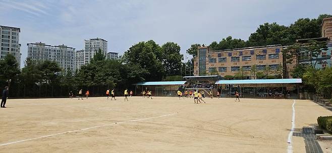 [수원=뉴시스] 21일 경기 수원시 조원고등학교 운동장에서 교직원과 학생들이 다시 개방된 운동장에서 축구경기를 즐기고 있다. (사진=조원고 제공) 2024.06.21. photo@newsis.com *재판매 및 DB 금지