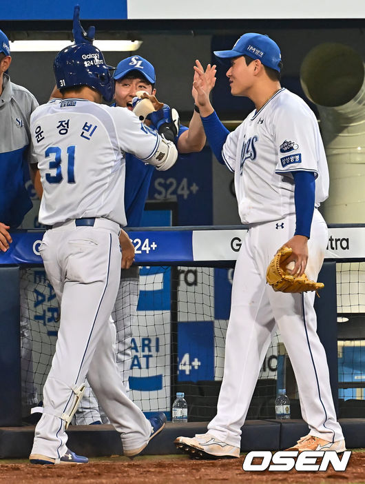 [OSEN=대구, 이석우 기자] 21일 대구삼성라이온즈파크에서 2024 신한 SOL 뱅크 KBO 리그 삼성 라이온즈와 두산 베어스의 경기가 열렸다. 전날 팀 50000안타 기록을 세운 홈팀 삼성은 이승현이 선발 출전하고 방문팀 두산은 최준호를 선발로 내세웠다. 삼성 라이온즈 윤정빈이 4회말 2사 1루 우중간 2점 홈런을 치고 이승현과 하이파이브를 하고 있다. 2024.06.21 / foto0307@osen.co.kr