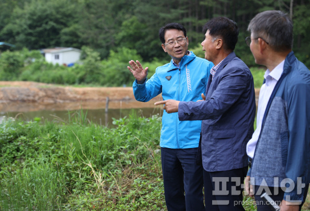 ▲강진원 군수가 신규로 조성한 서식장(기좌리 52)에서 토하 어업인들과 대화를 나누고 있다. ⓒ강진군