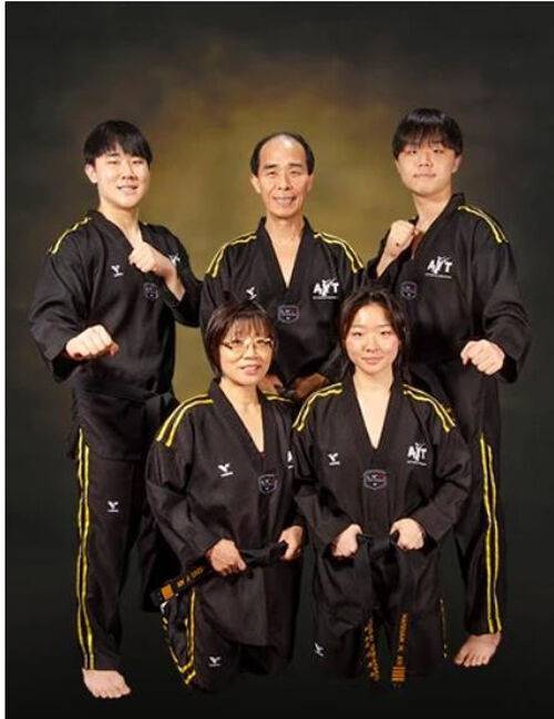미국 텍사스에서 태권도장을 운영하는 안한주(가운데) 씨 가족