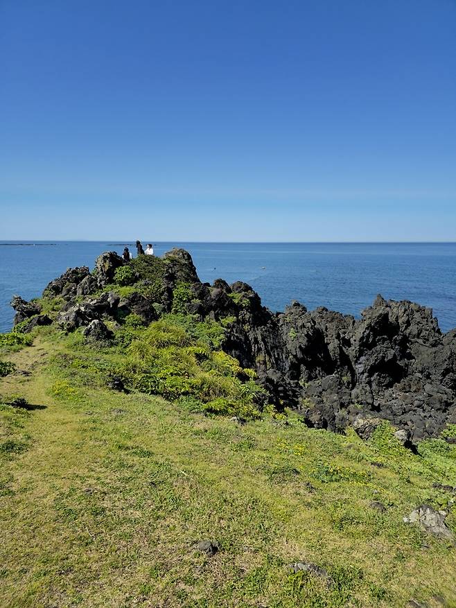 고망난 돌 쉼터.