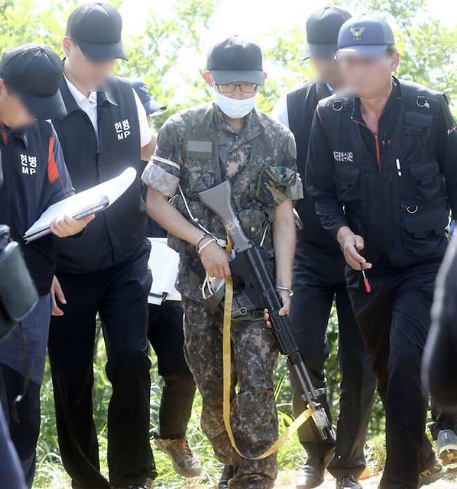 2014년 6월 21일 강원 고성군 육군 22사단 GOP에서 복무하다 총기 난사 사건을 일으킨 임도빈 병장이 2014년 7월 8일 오후 사건 현장에서 K-2 소총을 들고 현장 검증을 받고 있다.뉴스1(공동취재단)